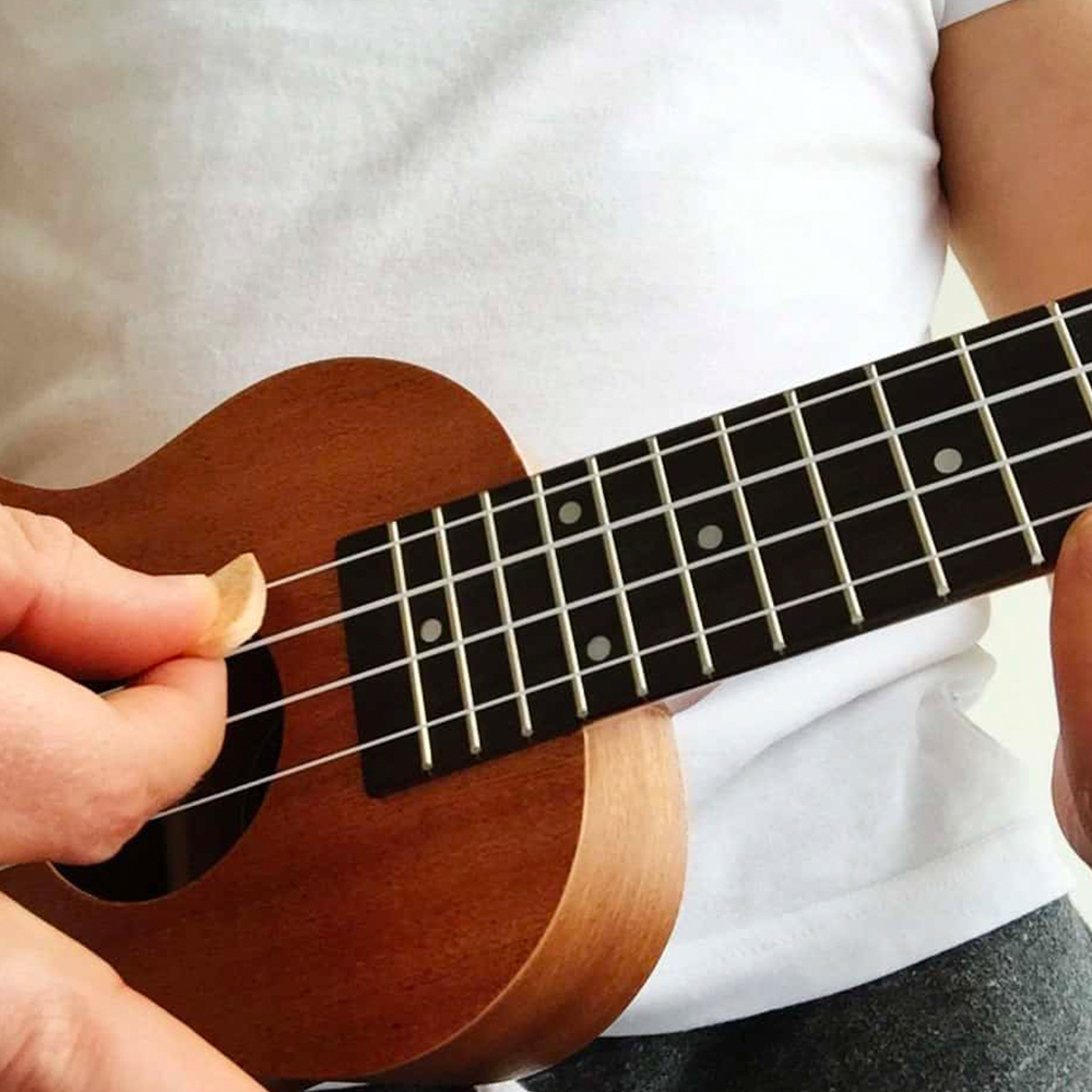 tocar-ukulele